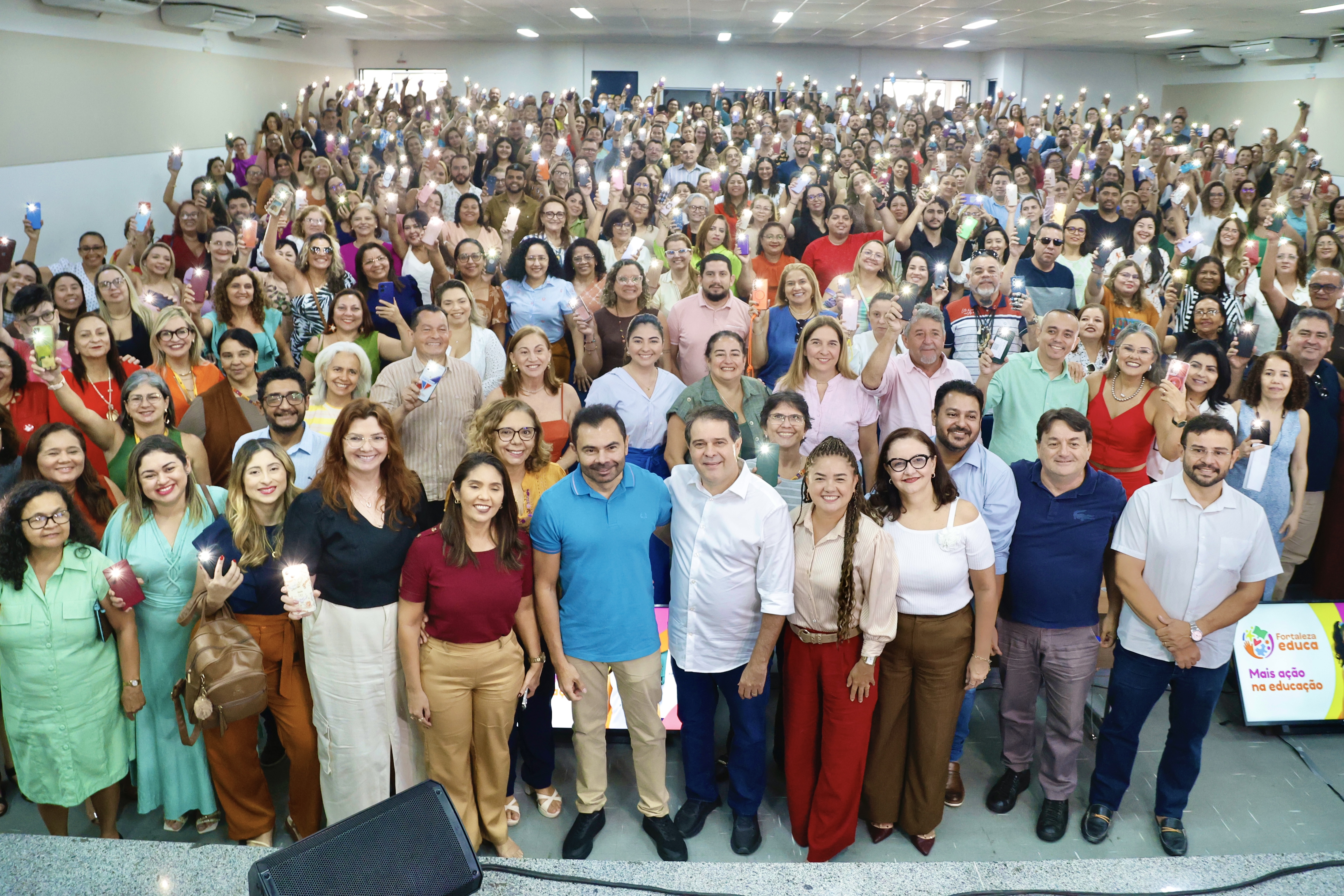 grupo de pessoas posa para a foto